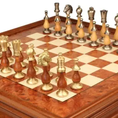 Ensemble Oriental Orme Echiquier sur Pied en Bois d'Orme avec Tiroir de Rangement & Jeu d'Echecs en Bois et Laiton Massif – Image 6