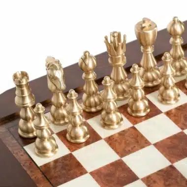 Rangée de pièces d'échecs dorées, détail du cavalier et de la dame