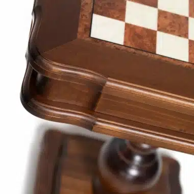 Table échiquier en bois d'orme et de bruyère, détail du pied sculpté