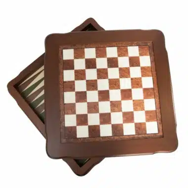 Table d'échecs ouverte révélant le compartiment de rangement intérieur