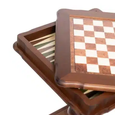 Détail du plateau coulissant révélant le compartiment de backgammon