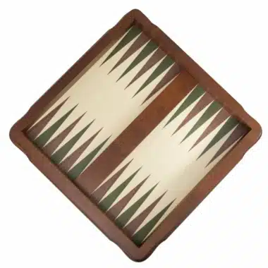 Plateau de backgammon en bois, vue de dessus des flèches colorées