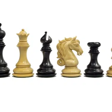 Jeu d'échecs Cavalerie en ébène et buis, pièces alignées de face