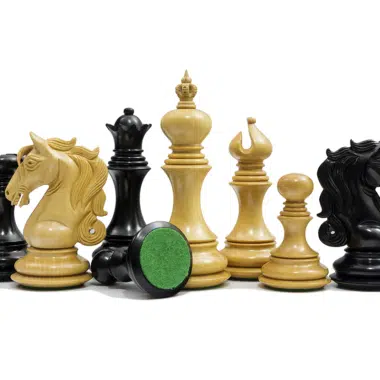Jeu d'échecs Cavalerie, cavaliers sculptés et base feutrée en premier plan