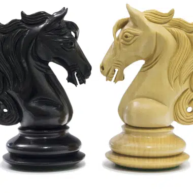 Jeu d'échecs Cavalerie, détail des deux cavaliers en ébène et buis face à face