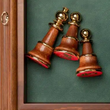 Ensemble Staunton XL III Echiquier sur Pied en Bois Massif et Plateau en Albâtre de Toscane avec Tiroir de Rangement & Jeu d'Echecs en Bois et Laiton Plaqué Or et Argent – Image 16