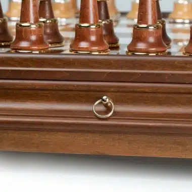 Ensemble Staunton XL III Echiquier sur Pied en Bois Massif et Plateau en Albâtre de Toscane avec Tiroir de Rangement & Jeu d'Echecs en Bois et Laiton Plaqué Or et Argent – Image 18