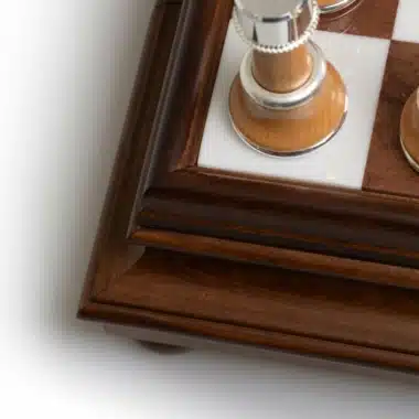 Ensemble Staunton XL III Echiquier sur Pied en Bois Massif et Plateau en Albâtre de Toscane avec Tiroir de Rangement & Jeu d'Echecs en Bois et Laiton Plaqué Or et Argent – Image 15