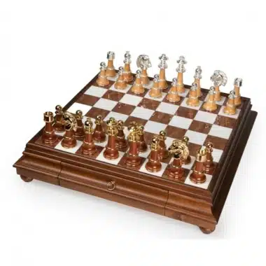 Ensemble Staunton XL III Echiquier sur Pied en Bois Massif et Plateau en Albâtre de Toscane avec Tiroir de Rangement & Jeu d'Echecs en Bois et Laiton Plaqué Or et Argent – Image 3