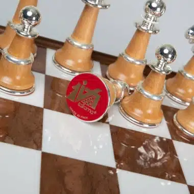 Ensemble Staunton XL III Echiquier sur Pied en Bois Massif et Plateau en Albâtre de Toscane avec Tiroir de Rangement & Jeu d'Echecs en Bois et Laiton Plaqué Or et Argent – Image 14