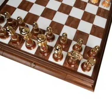 Ensemble Staunton XL III Echiquier sur Pied en Bois Massif et Plateau en Albâtre de Toscane avec Tiroir de Rangement & Jeu d'Echecs en Bois et Laiton Plaqué Or et Argent – Image 17