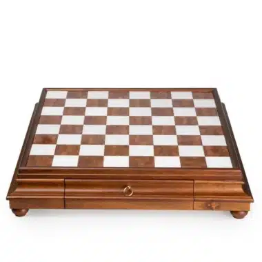 Ensemble Staunton XL III Echiquier sur Pied en Bois Massif et Plateau en Albâtre de Toscane avec Tiroir de Rangement & Jeu d'Echecs en Bois et Laiton Plaqué Or et Argent – Image 23