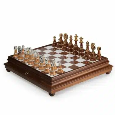 Ensemble Staunton XL III Echiquier sur Pied en Bois Massif et Plateau en Albâtre de Toscane avec Tiroir de Rangement & Jeu d'Echecs en Bois et Laiton Plaqué Or et Argent – Image 4
