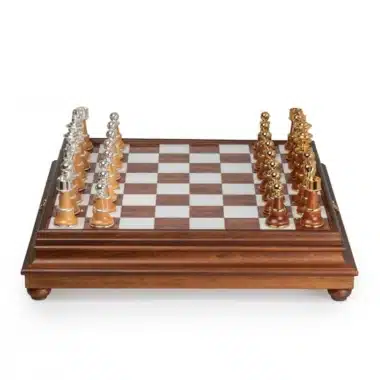 Ensemble Staunton XL III Echiquier sur Pied en Bois Massif et Plateau en Albâtre de Toscane avec Tiroir de Rangement & Jeu d'Echecs en Bois et Laiton Plaqué Or et Argent – Image 5