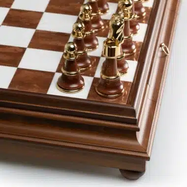 Ensemble Staunton XL III Echiquier sur Pied en Bois Massif et Plateau en Albâtre de Toscane avec Tiroir de Rangement & Jeu d'Echecs en Bois et Laiton Plaqué Or et Argent – Image 12