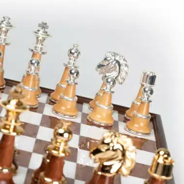 Ensemble Staunton XL III Echiquier sur Pied en Bois Massif et Plateau en Albâtre de Toscane avec Tiroir de Rangement & Jeu d'Echecs en Bois et Laiton Plaqué Or et Argent – Image 7