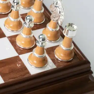 Ensemble Staunton XL III Echiquier sur Pied en Bois Massif et Plateau en Albâtre de Toscane avec Tiroir de Rangement & Jeu d'Echecs en Bois et Laiton Plaqué Or et Argent – Image 8