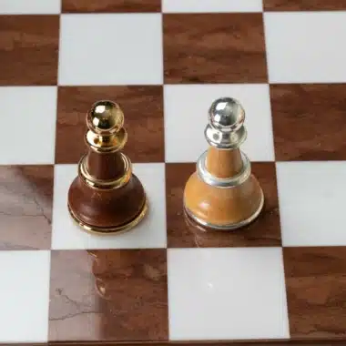 Ensemble Staunton XL III Echiquier sur Pied en Bois Massif et Plateau en Albâtre de Toscane avec Tiroir de Rangement & Jeu d'Echecs en Bois et Laiton Plaqué Or et Argent – Image 11