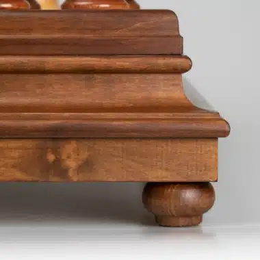 Ensemble Staunton XL III Echiquier sur Pied en Bois Massif et Plateau en Albâtre de Toscane avec Tiroir de Rangement & Jeu d'Echecs en Bois et Laiton Plaqué Or et Argent – Image 25