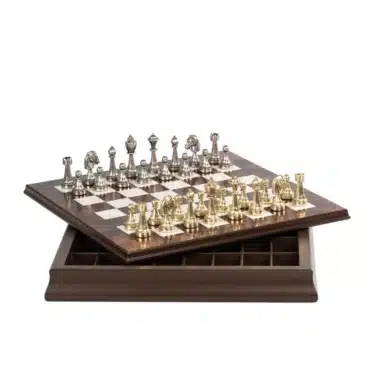 Ensemble Staunton complet avec échiquier en noyer et érable posé sur son coffret