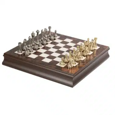 Échiquier en noyer et érable avec pièces en métal doré et argenté en position de jeu