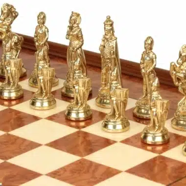 Ensemble Mary Stuart IX Echiquier sur Pied en Bois de Bruyère et d'Orme et Jeu d'Echecs en Métal – Image 7