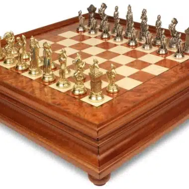 Ensemble Mary Stuart IX Echiquier sur Pied en Bois de Bruyère et d'Orme et Jeu d'Echecs en Métal – Image 3