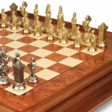 Ensemble Mary Stuart IX Echiquier sur Pied en Bois de Bruyère et d'Orme et Jeu d'Echecs en Métal – Image 4