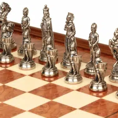 Ensemble Mary Stuart IX Echiquier sur Pied en Bois de Bruyère et d'Orme et Jeu d'Echecs en Métal – Image 6