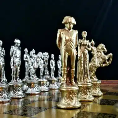 Ensemble Grand Napoléon IV Echiquier en Bois Original et Jeu d'Echecs en Métal – Image 4