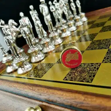 Ensemble Grand Napoléon IV Echiquier en Bois Original et Jeu d'Echecs en Métal – Image 8