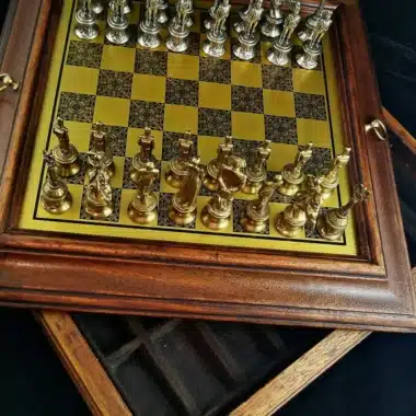 Ensemble Grand Napoléon IV Echiquier en Bois Original et Jeu d'Echecs en Métal – Image 3