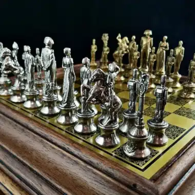 Ensemble Grand Napoléon IV Echiquier en Bois Original et Jeu d'Echecs en Métal – Image 7