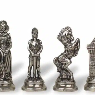 Ensemble Mary Stuart IX Echiquier sur Pied en Bois de Bruyère et d'Orme et Jeu d'Echecs en Métal – Image 11
