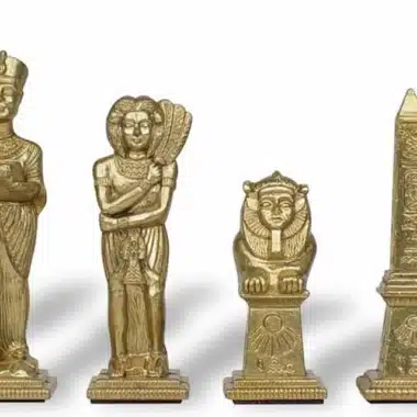 Quatre pièces d'échecs Égypte en métal doré, roi, reine, fou et tour