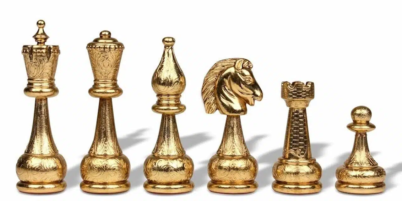Pièces d'échecs entièrement plaquées or, détail dame, fou, cavalier et tour