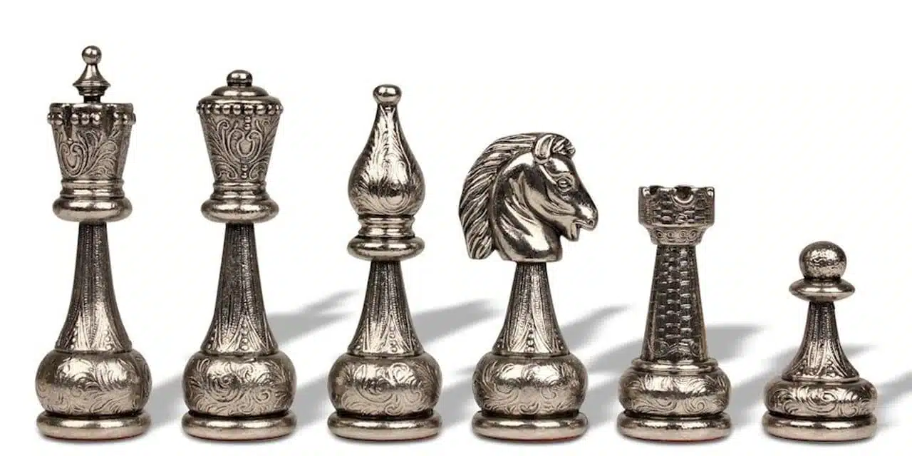 Pièces d'échecs entièrement plaquées argent, détail dame, fou, cavalier et tour