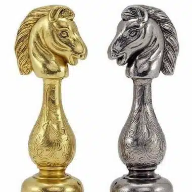 Ensemble Arabic Style Echiquier en Bois d'Erable et Jeu d'Echecs en Métal Plaqué Or et Argent – Image 4