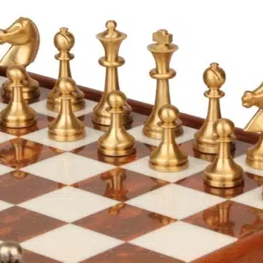 Ensemble "Large Staunton II" Echiquier sur Pied en Bois et Albâtre de Toscane et Jeu d'Echecs en Laiton Staunton – Image 3