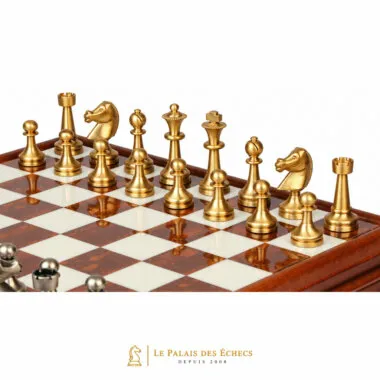 Détail des pièces dorées en laiton, dame, roi, fou et cavaliers sur l'échiquier en albâtre