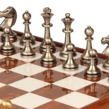 Ensemble "Large Staunton II" Echiquier sur Pied en Bois et Albâtre de Toscane et Jeu d'Echecs en Laiton Staunton – Image 4