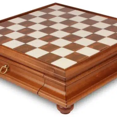 Ensemble "Large Staunton II" Echiquier sur Pied en Bois et Albâtre de Toscane et Jeu d'Echecs en Laiton Staunton – Image 5