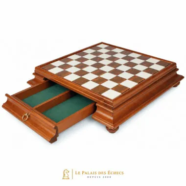Coffret de rangement en bois avec tiroir ouvert garni de feutrine verte sous l'échiquier en albâtre