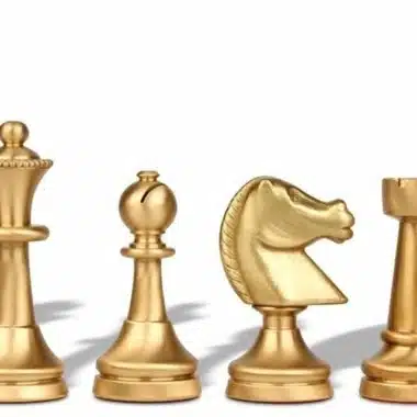 Ensemble "Large Staunton II" Echiquier sur Pied en Bois et Albâtre de Toscane et Jeu d'Echecs en Laiton Staunton – Image 8
