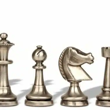 Ensemble "Large Staunton II" Echiquier sur Pied en Bois et Albâtre de Toscane et Jeu d'Echecs en Laiton Staunton – Image 9