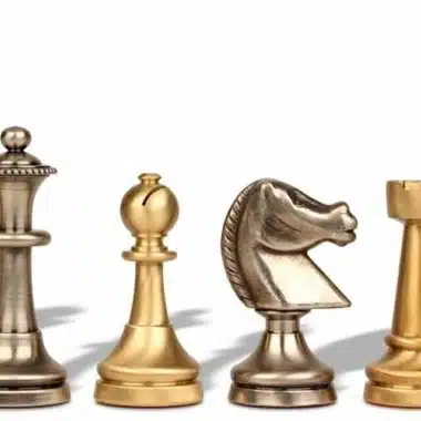 Ensemble "Large Staunton II" Echiquier sur Pied en Bois et Albâtre de Toscane et Jeu d'Echecs en Laiton Staunton – Image 7