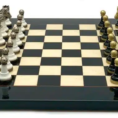 Ensemble Staunton Design IV Echiquier en Bois d'Erable et Jeu d'Echecs en Bois et en Métal – Image 3