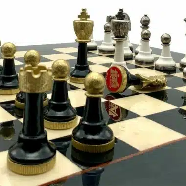 Ensemble Staunton Design IV Echiquier en Bois d'Erable et Jeu d'Echecs en Bois et en Métal – Image 4