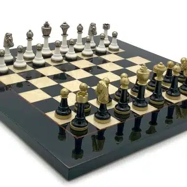 Ensemble Staunton Design IV Echiquier en Bois d'Erable et Jeu d'Echecs en Bois et en Métal