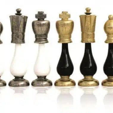 Ensemble Bicolore III Noir et Blanc Echiquier en Bois et Plateau en Albâtre et Pièces d'Echecs en Métal et Bois – Image 3